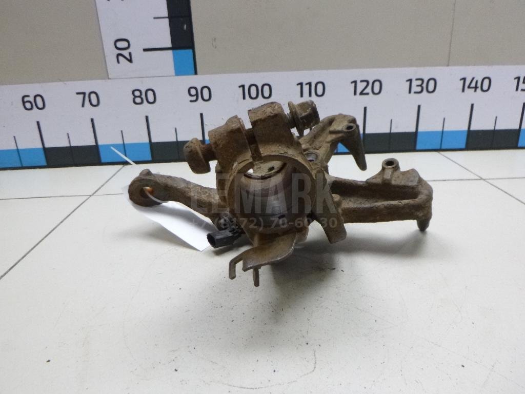 Кулак поворотный передний правый