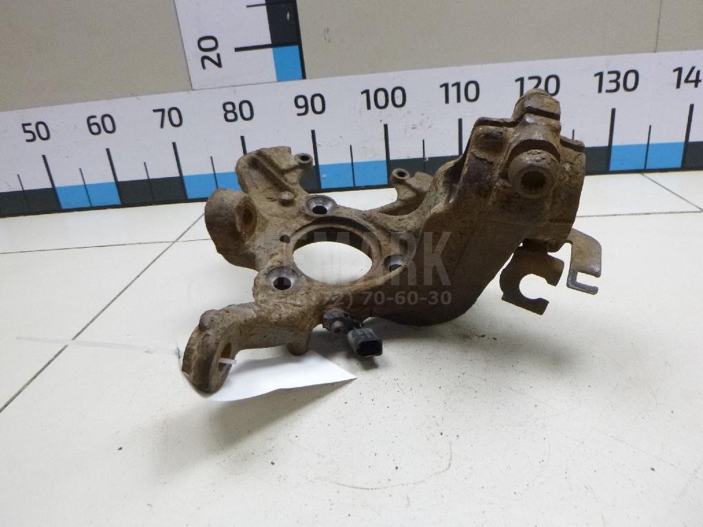 Кулак поворотный передний правый