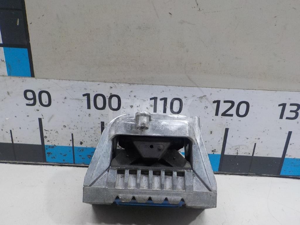 Опора двигателя правая