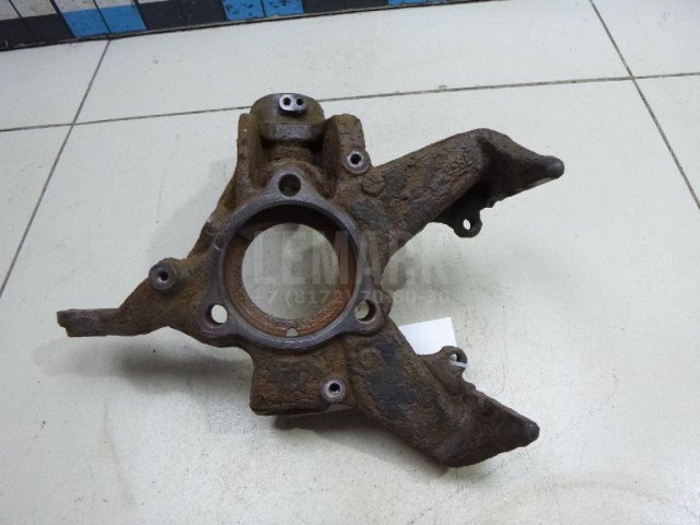 Кулак поворотный передний правый