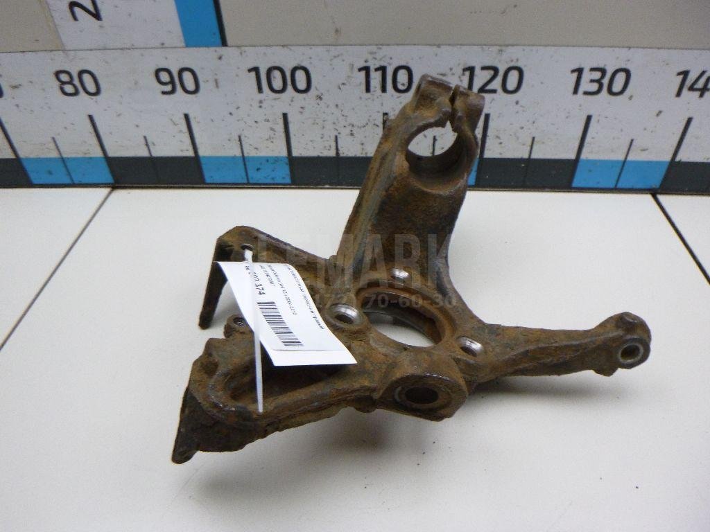 Кулак поворотный передний правый