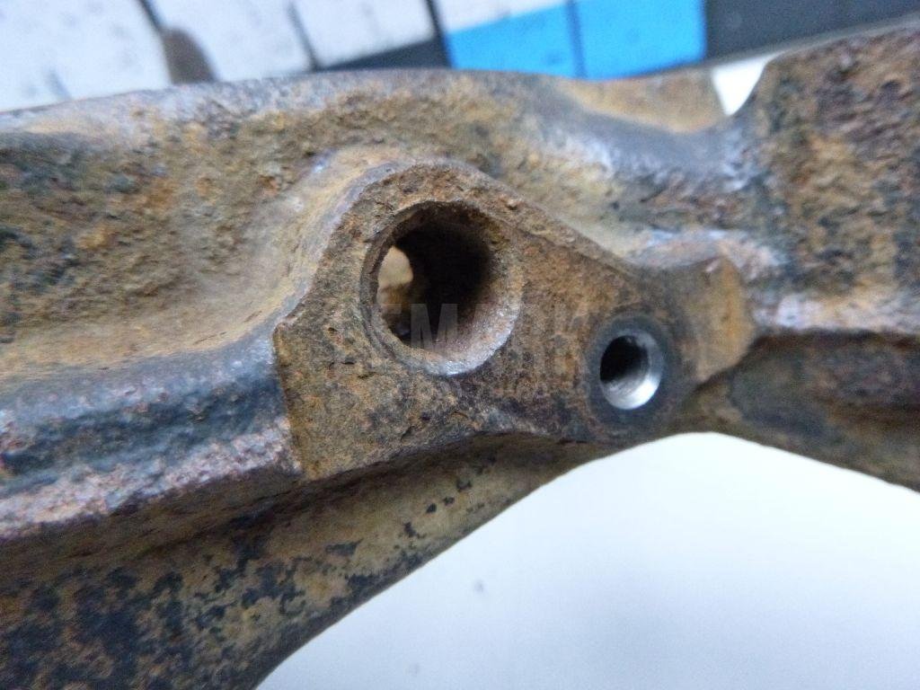 Кулак поворотный передний правый