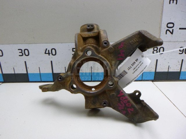 Кулак поворотный передний правый