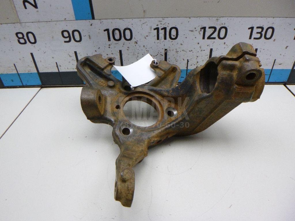 Кулак поворотный передний правый