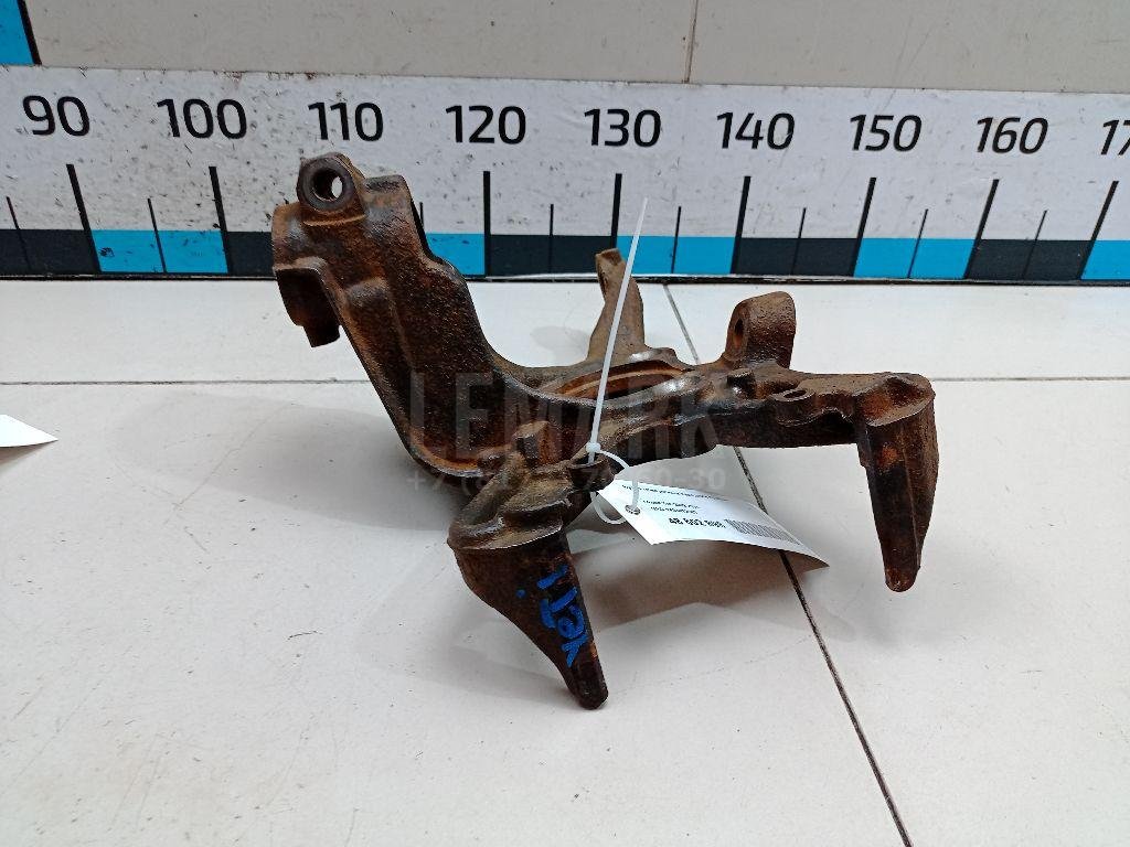 Кулак поворотный передний правый