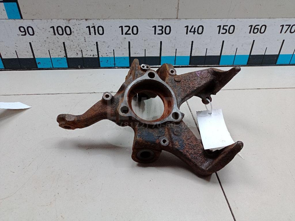 Кулак поворотный передний правый