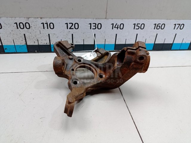 Кулак поворотный передний правый