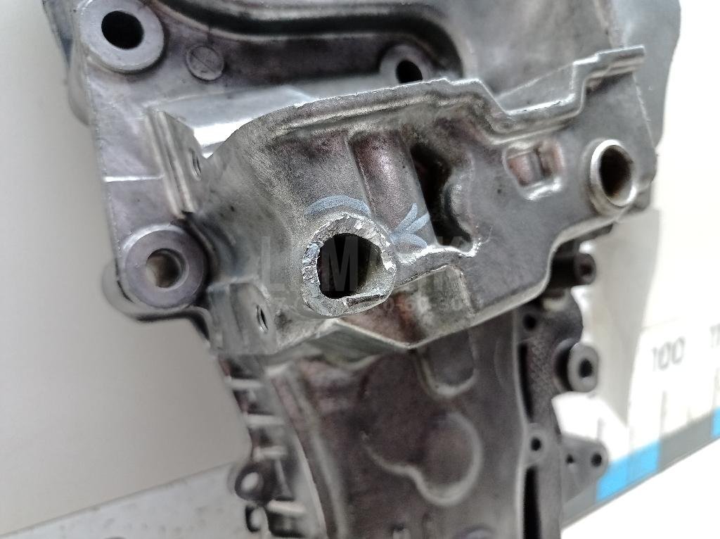 Крышка двигателя передняя