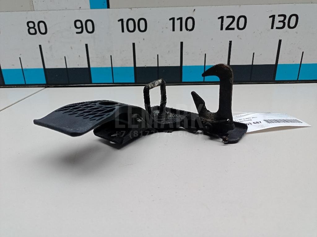 Крючок капота