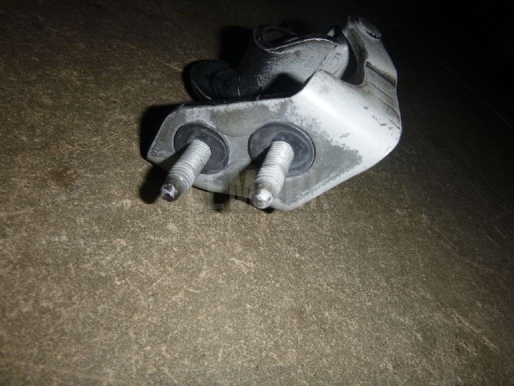 Петля двери багажника