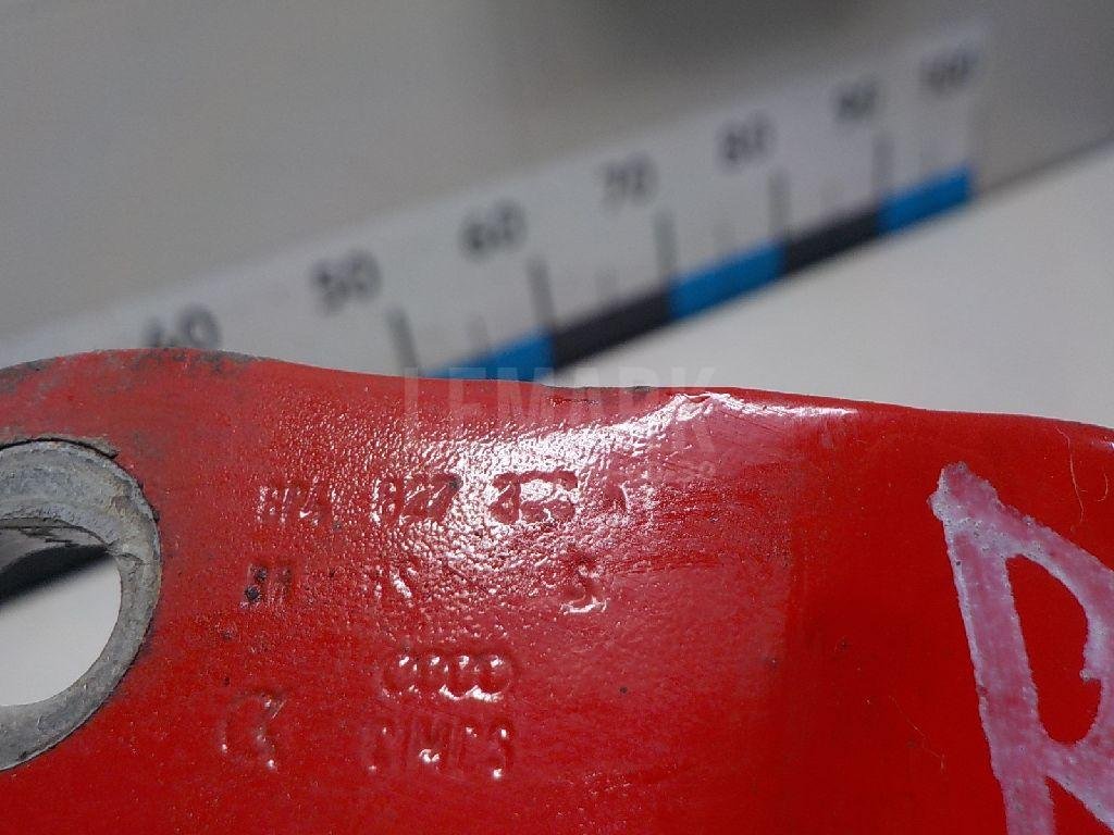 Петля двери багажника