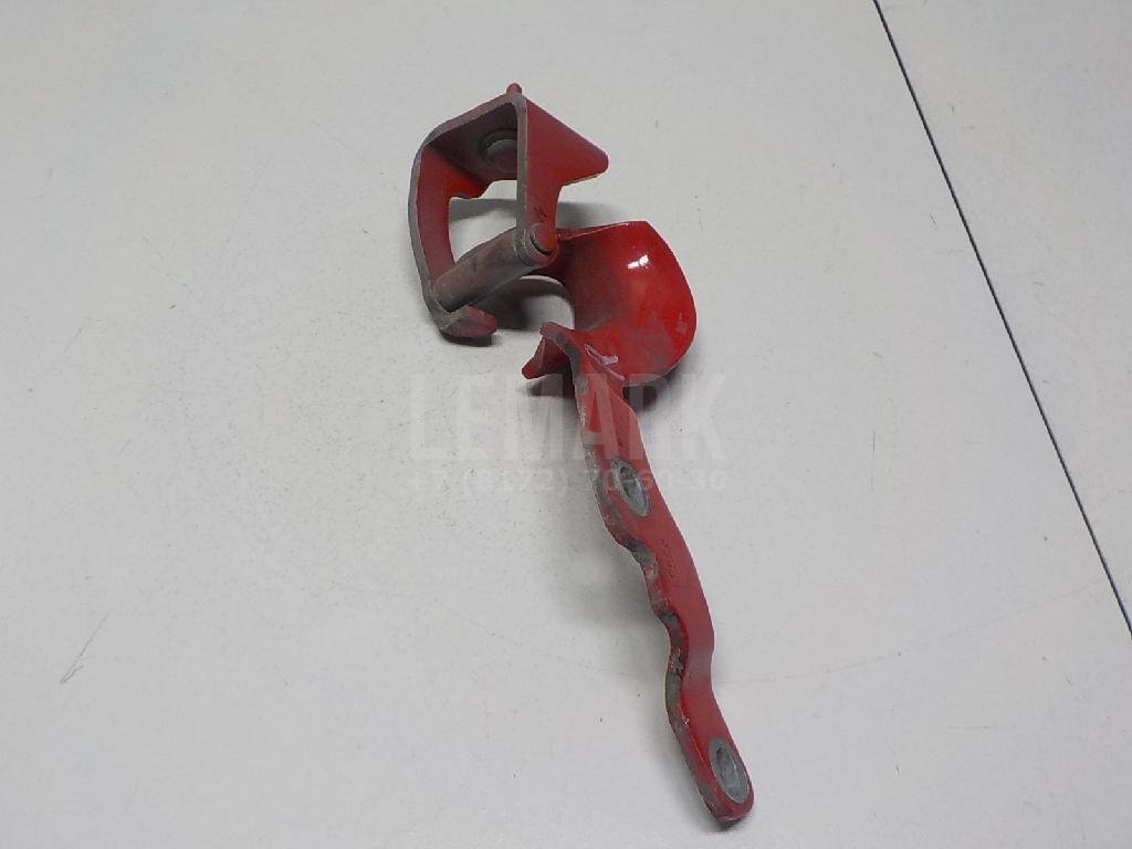 Петля двери багажника