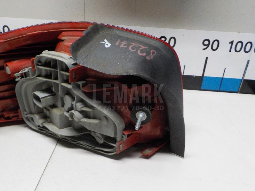 Фонарь задний наружный правый