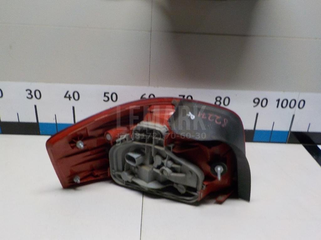 Фонарь задний наружный правый