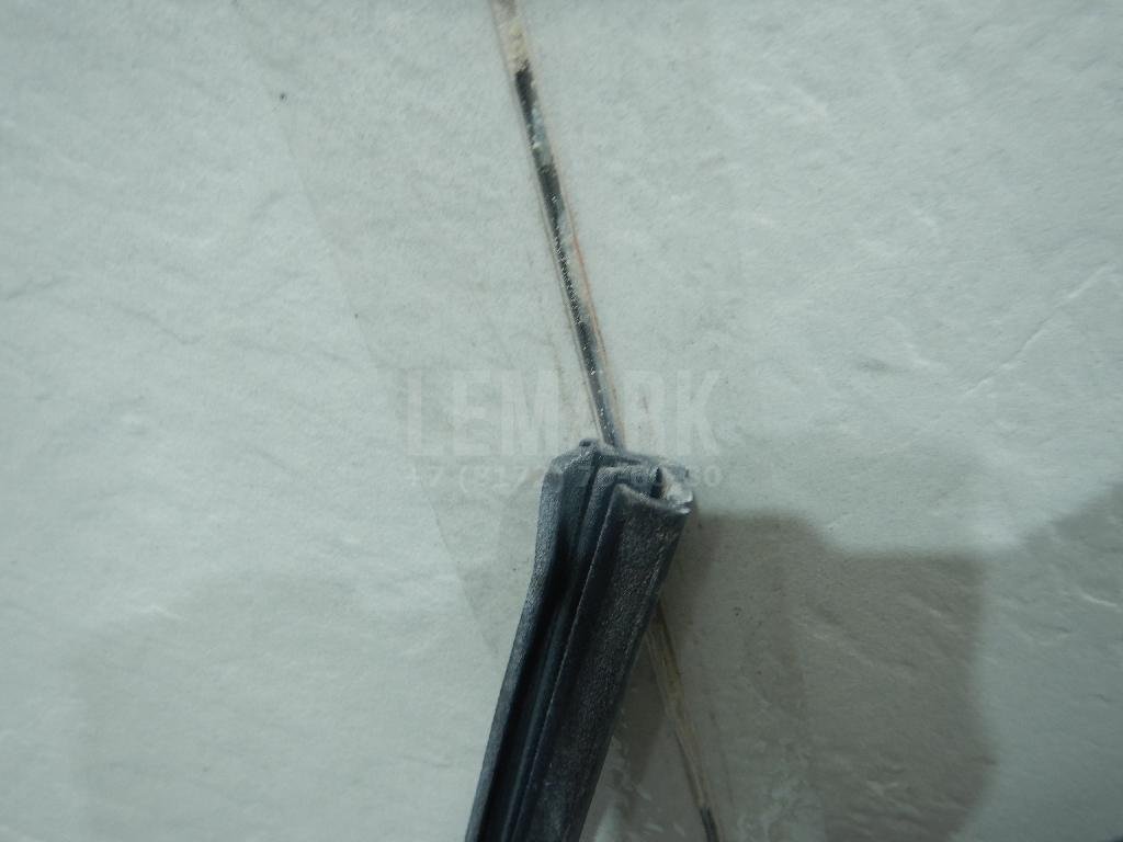 Направляющая стекла двери