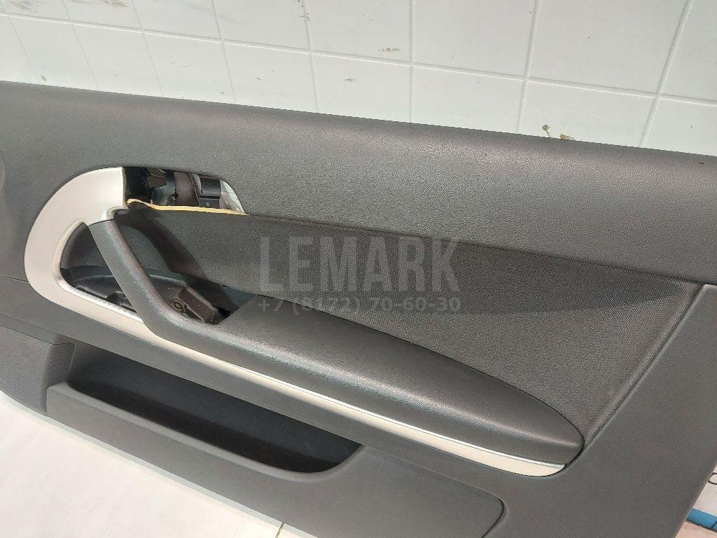 Обшивка двери передней правой