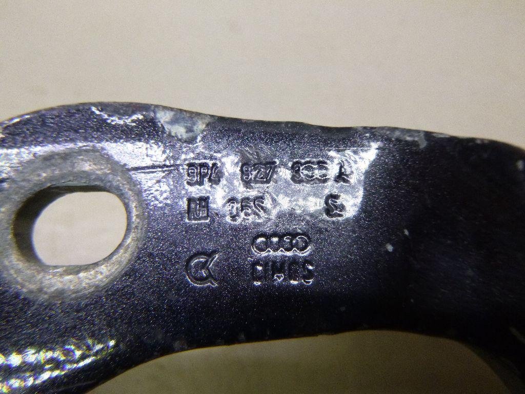 Петля двери багажника