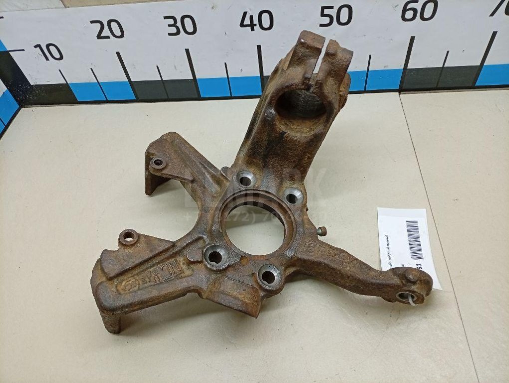 Кулак поворотный передний правый