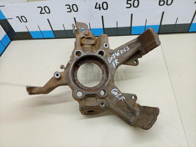 Кулак поворотный передний правый