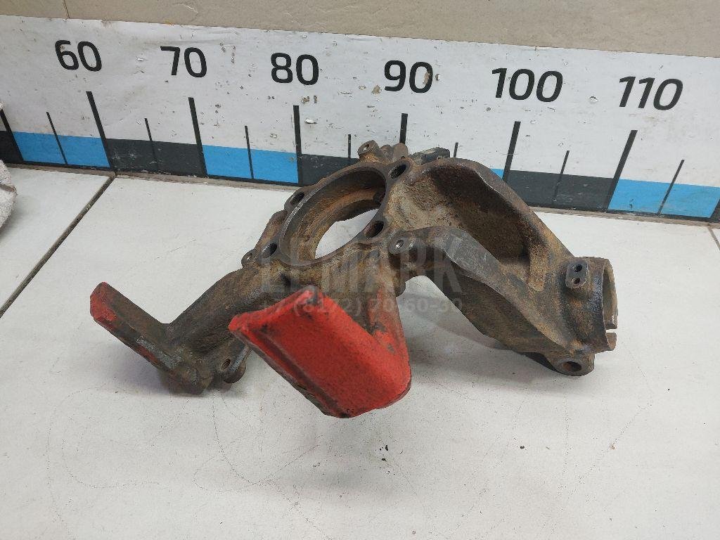 Кулак поворотный передний правый