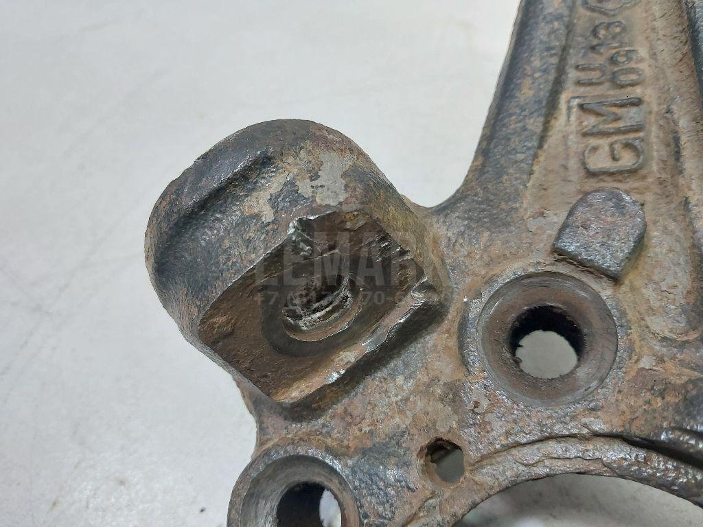 Кулак поворотный передний правый