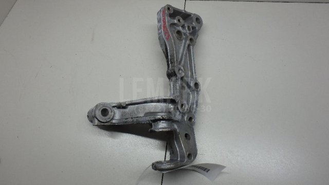 Кронштейн переднего рычага