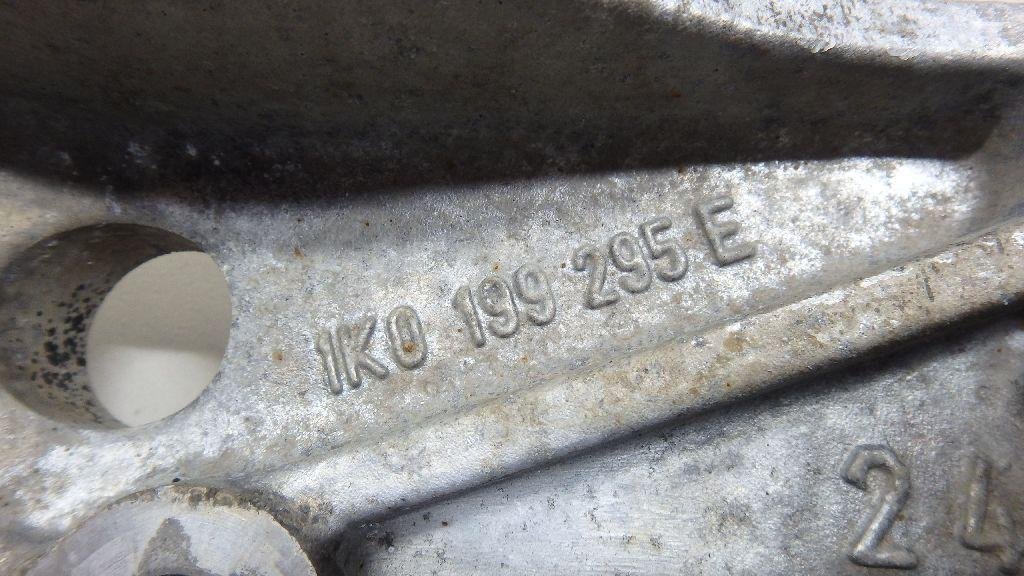 Кронштейн переднего рычага