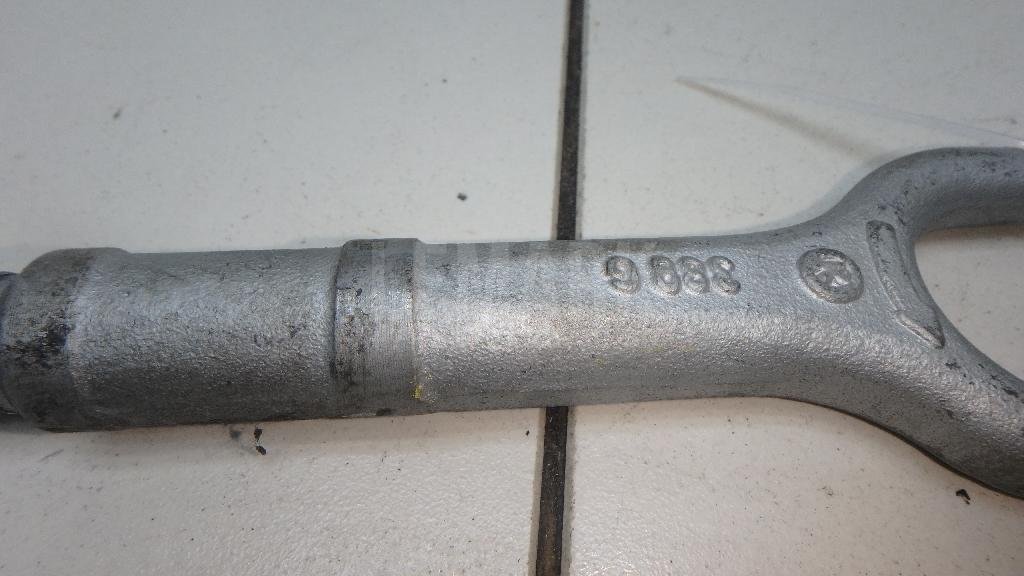 Крюк буксировочный