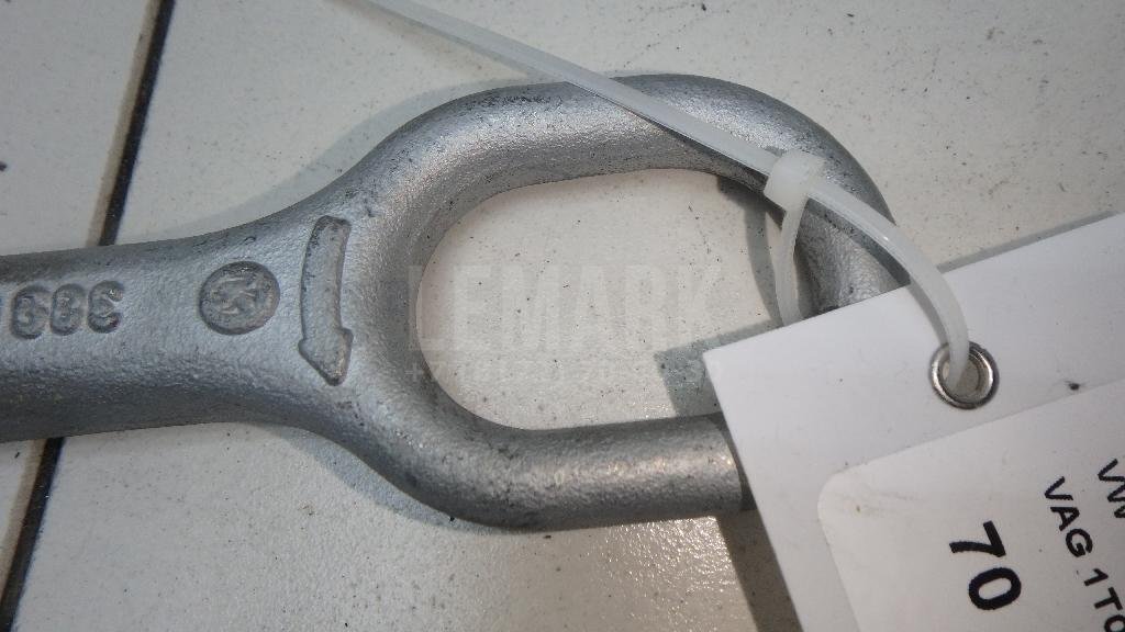 Крюк буксировочный