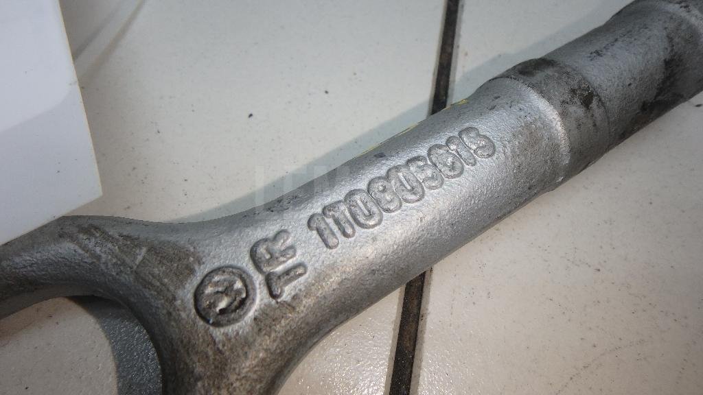 Крюк буксировочный