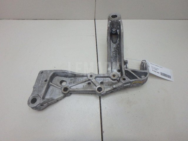 Кронштейн переднего рычага