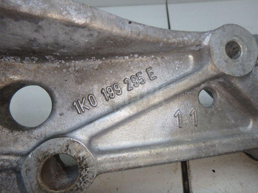 Кронштейн переднего рычага