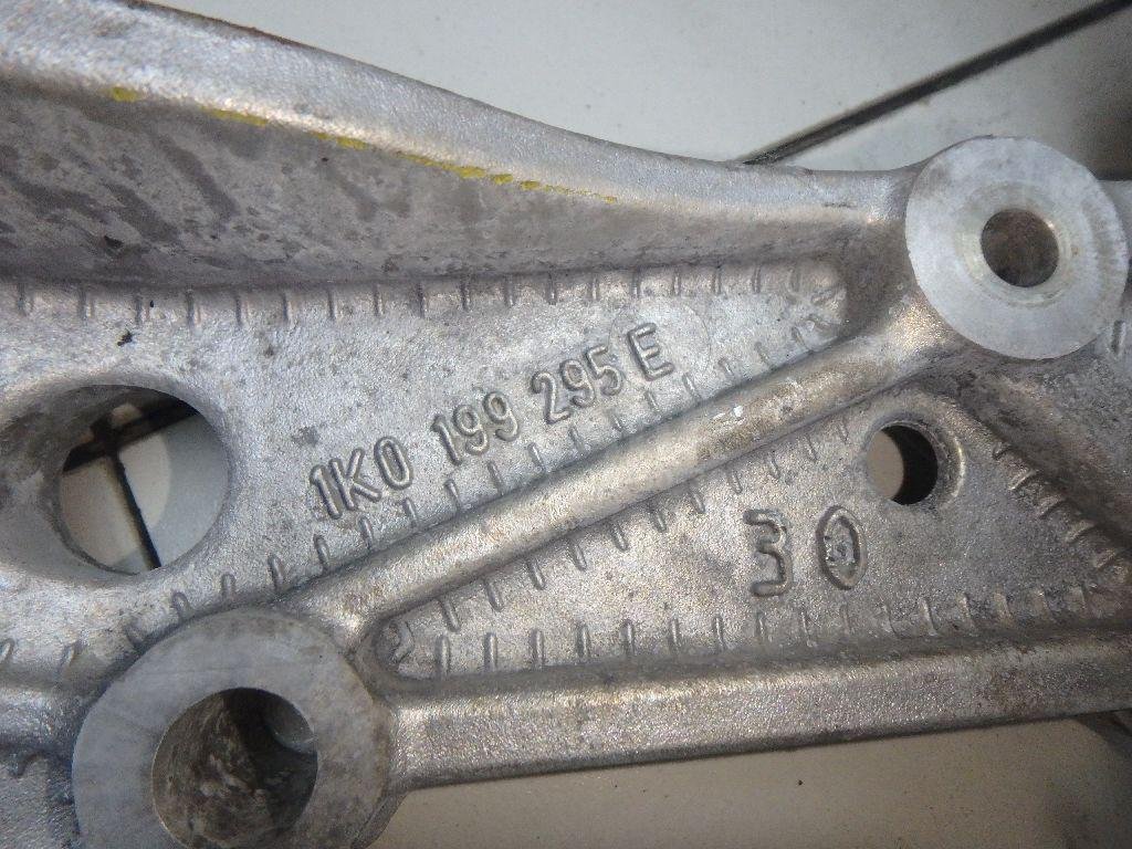 Кронштейн переднего рычага