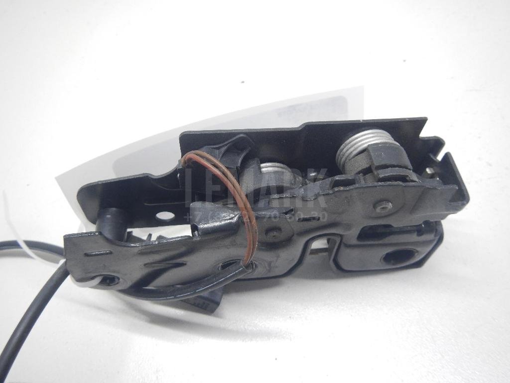 Замок капота