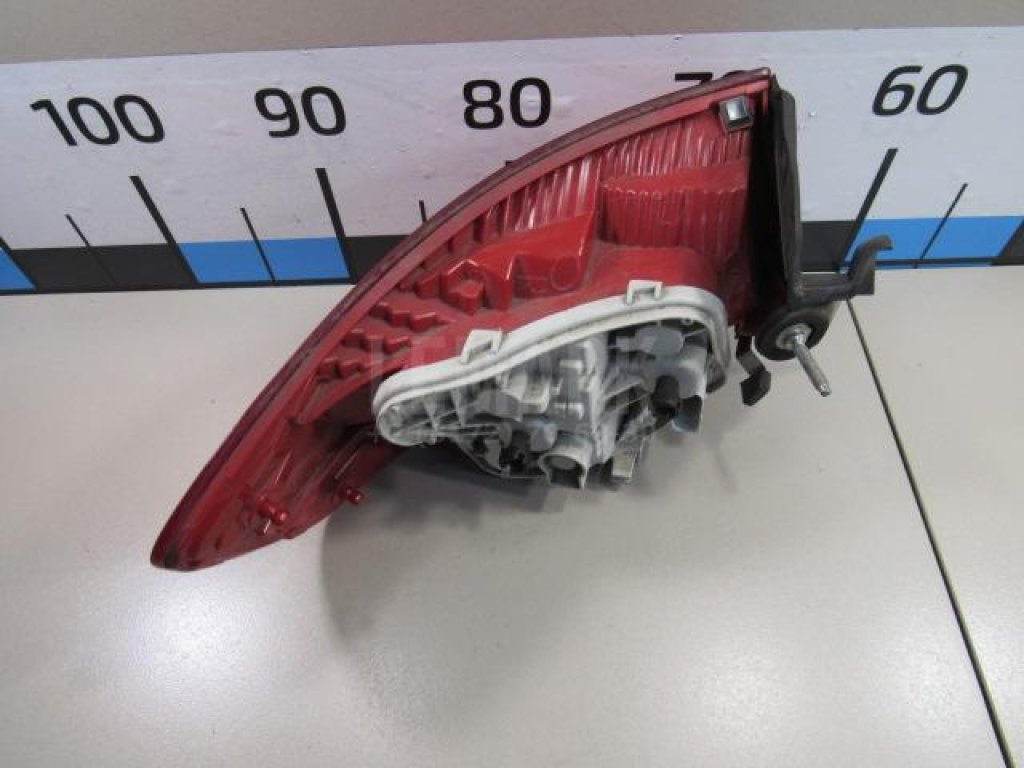 Фонарь задний наружный правый