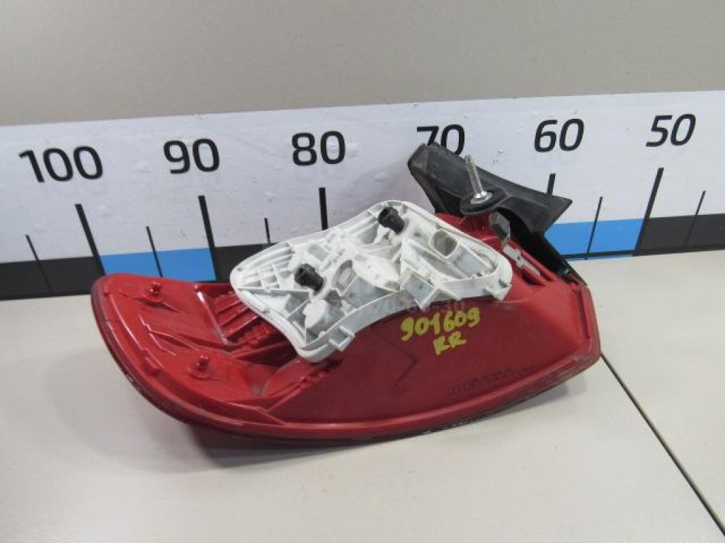 Фонарь задний наружный правый