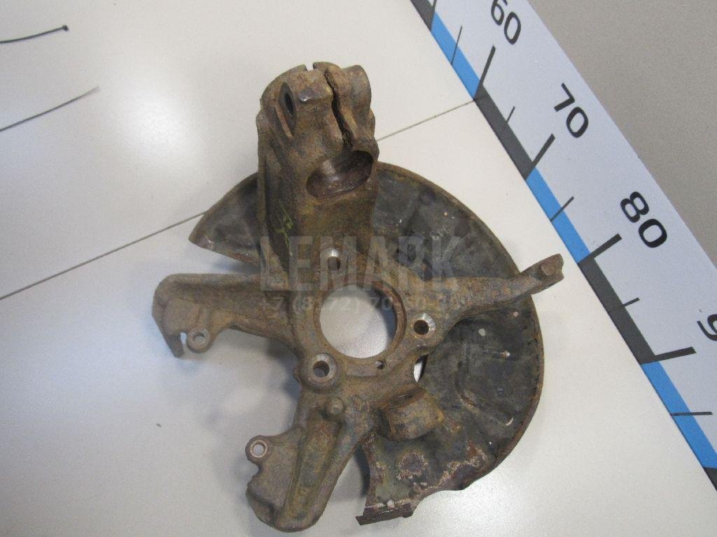 Кулак поворотный передний правый