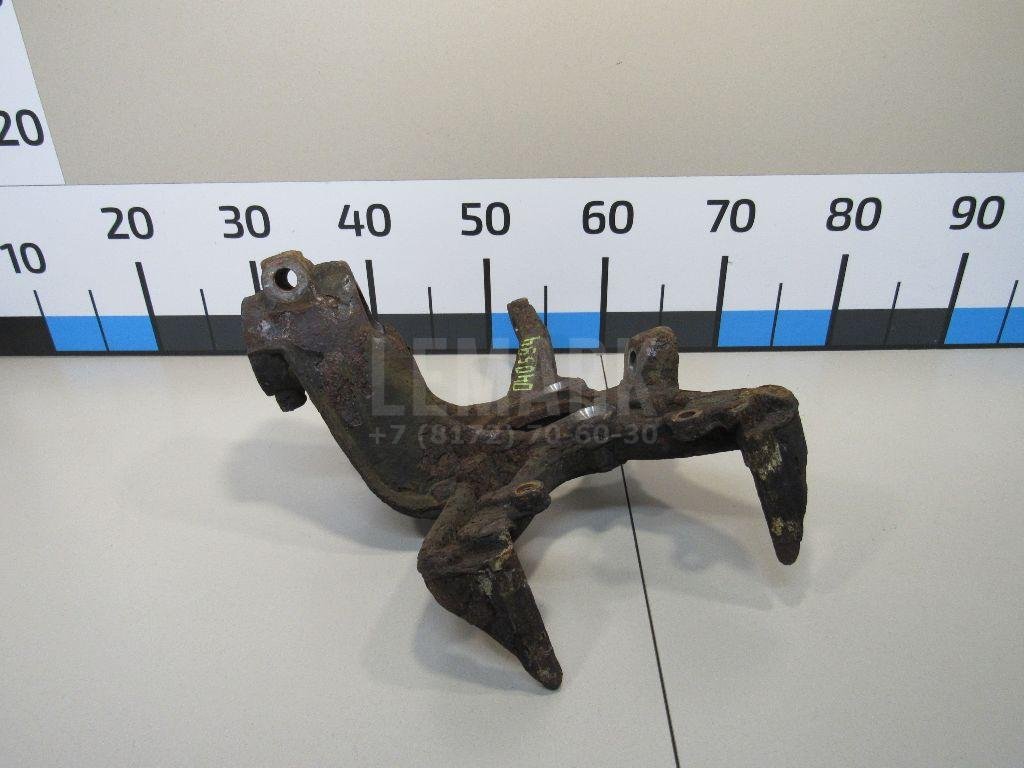 Кулак поворотный передний правый