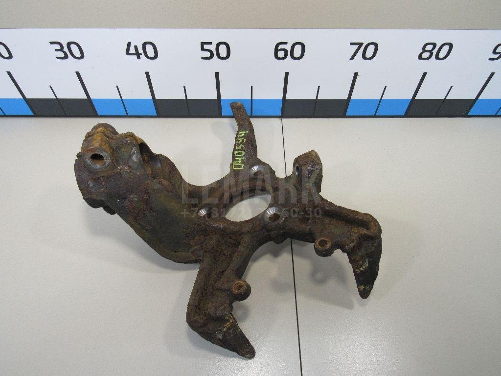 Кулак поворотный передний правый