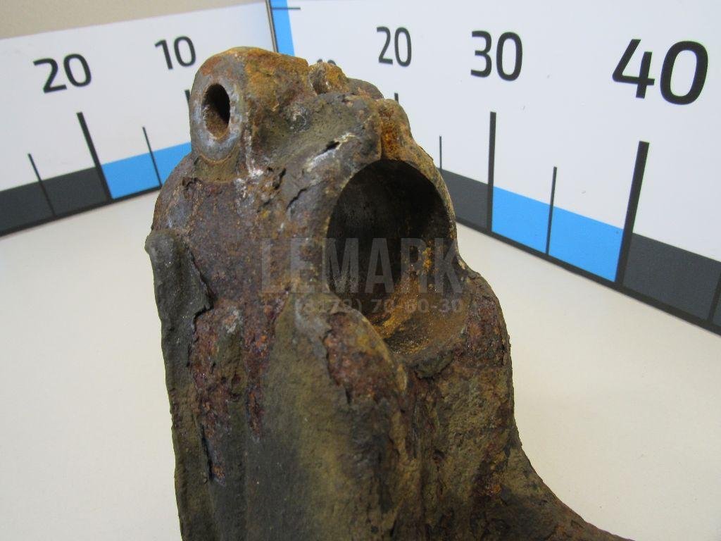 Кулак поворотный передний правый