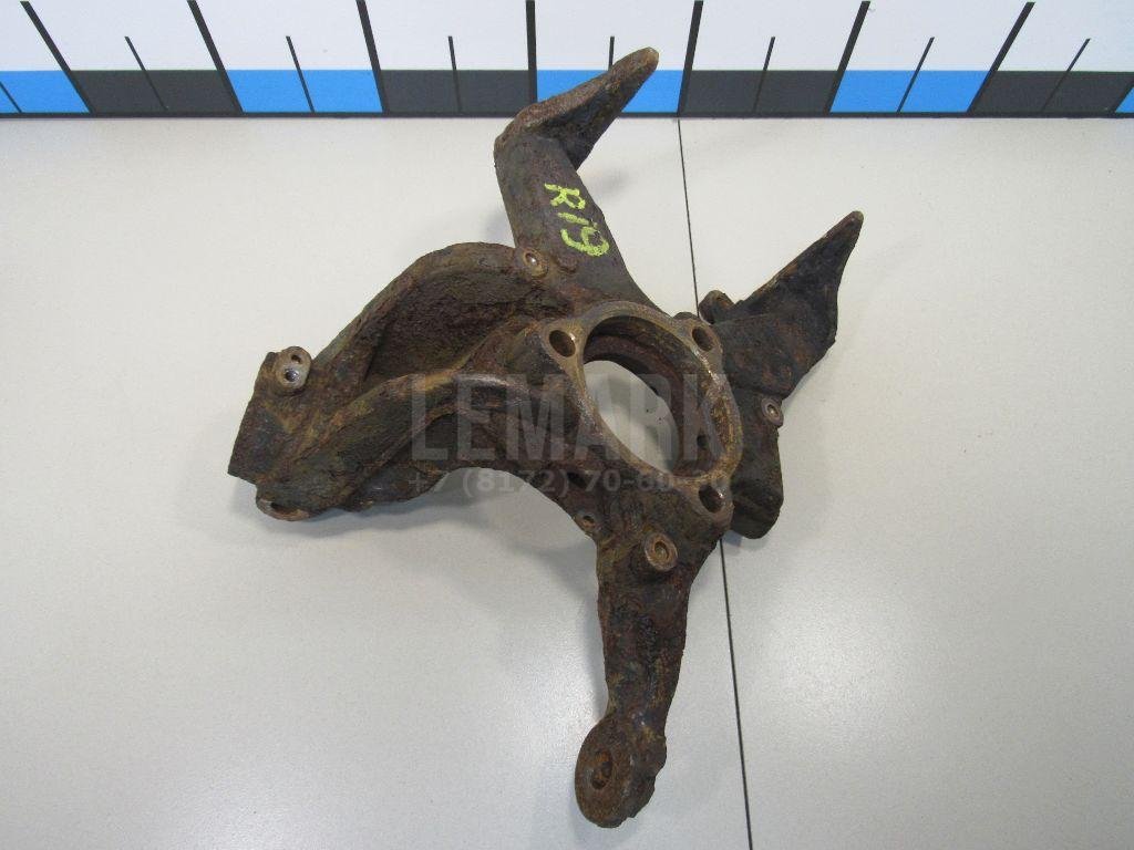 Кулак поворотный передний правый