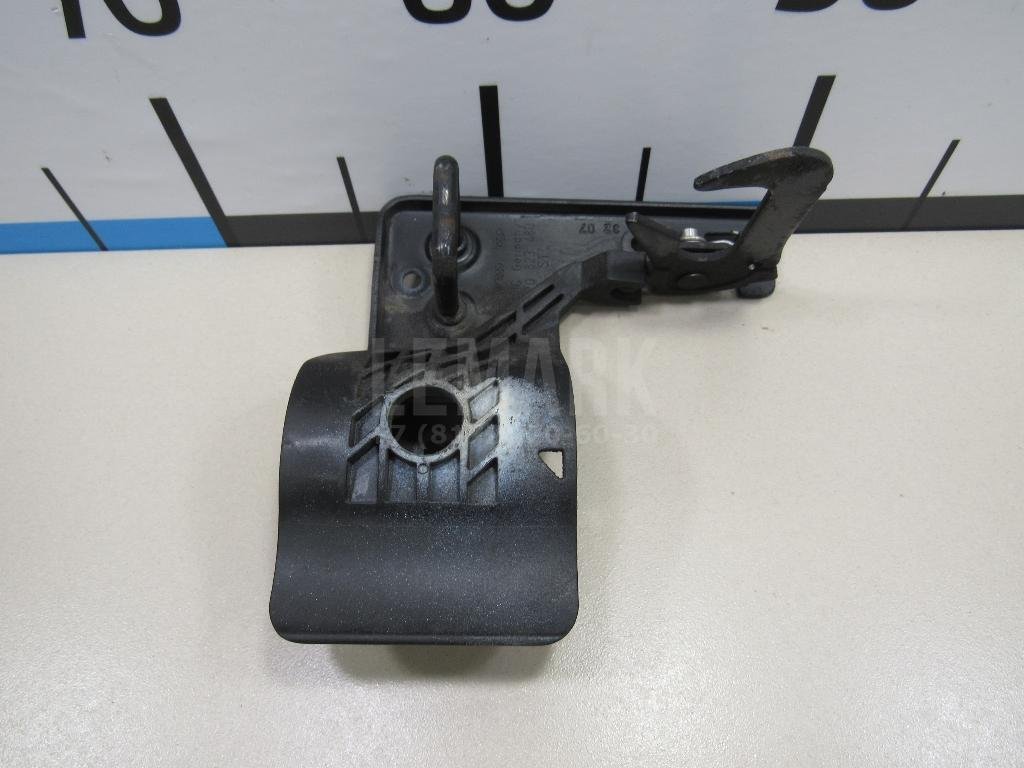 Крючок капота