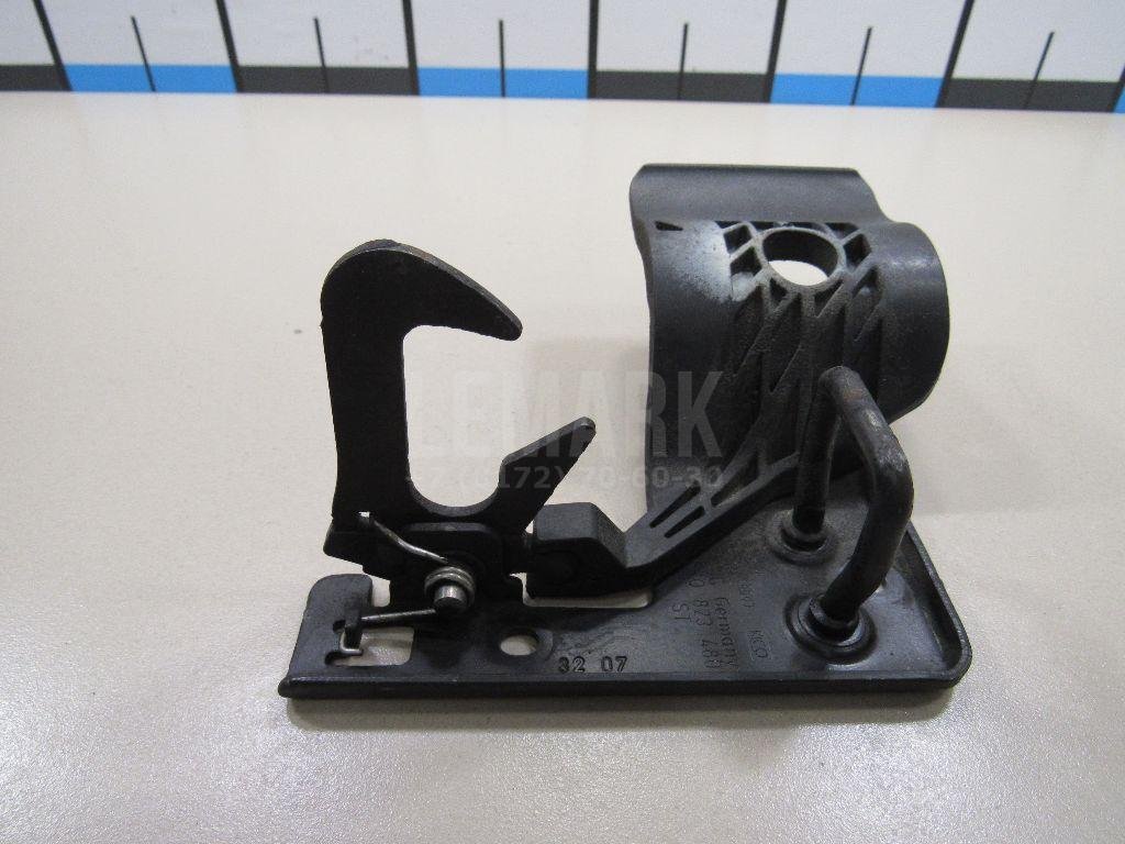 Крючок капота