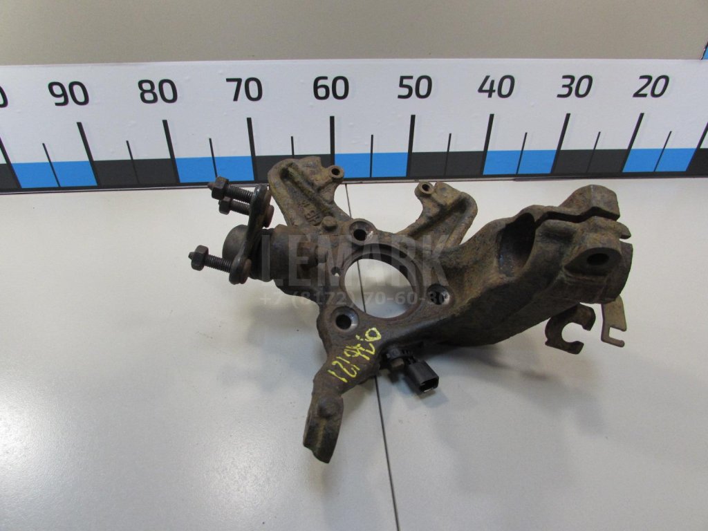 Кулак поворотный передний правый