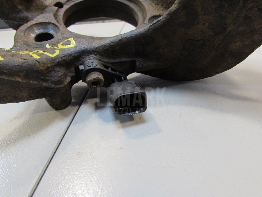 Кулак поворотный передний правый