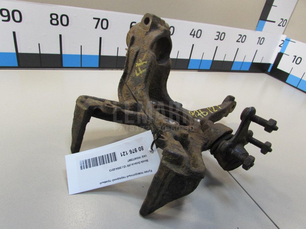 Кулак поворотный передний правый