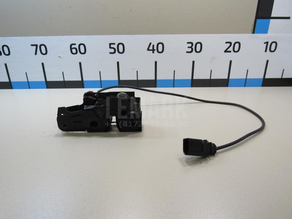 Замок капота