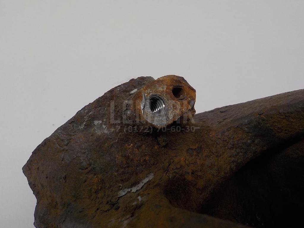 Кулак поворотный передний правый