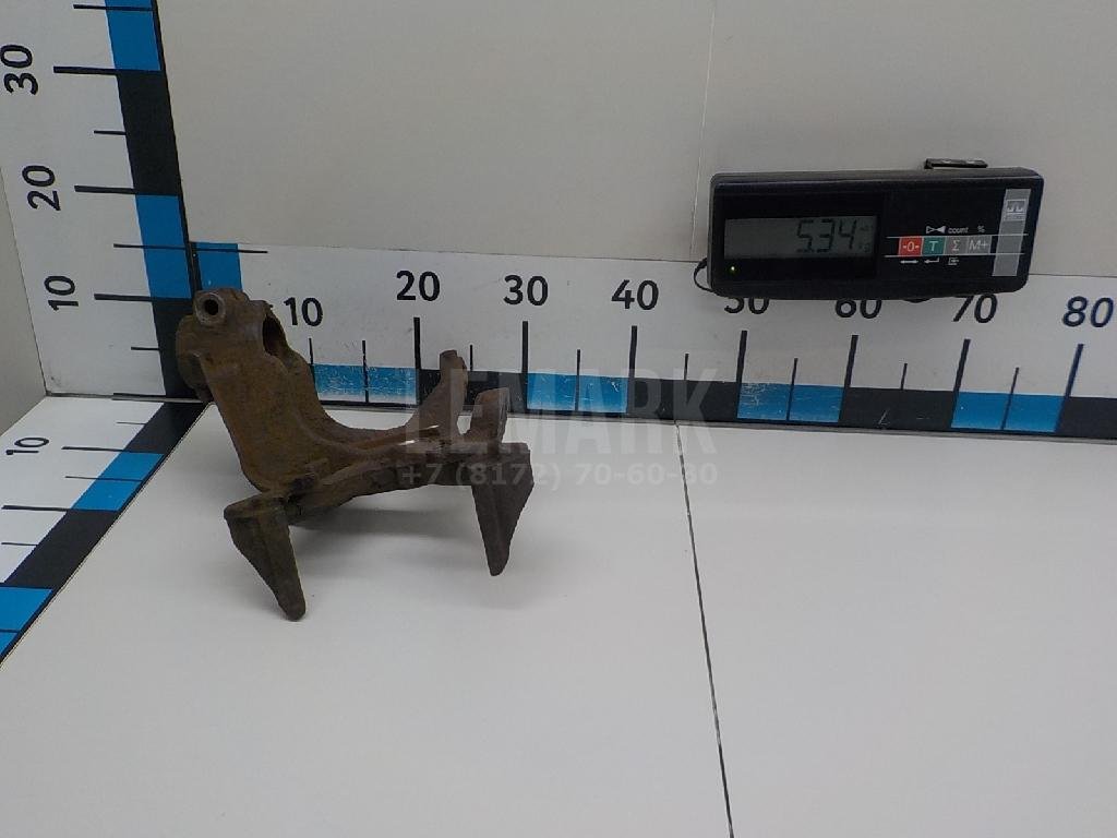 Кулак поворотный передний правый