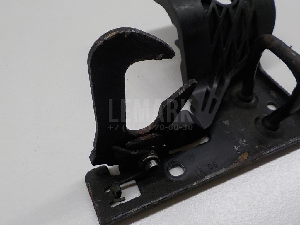 Крючок капота